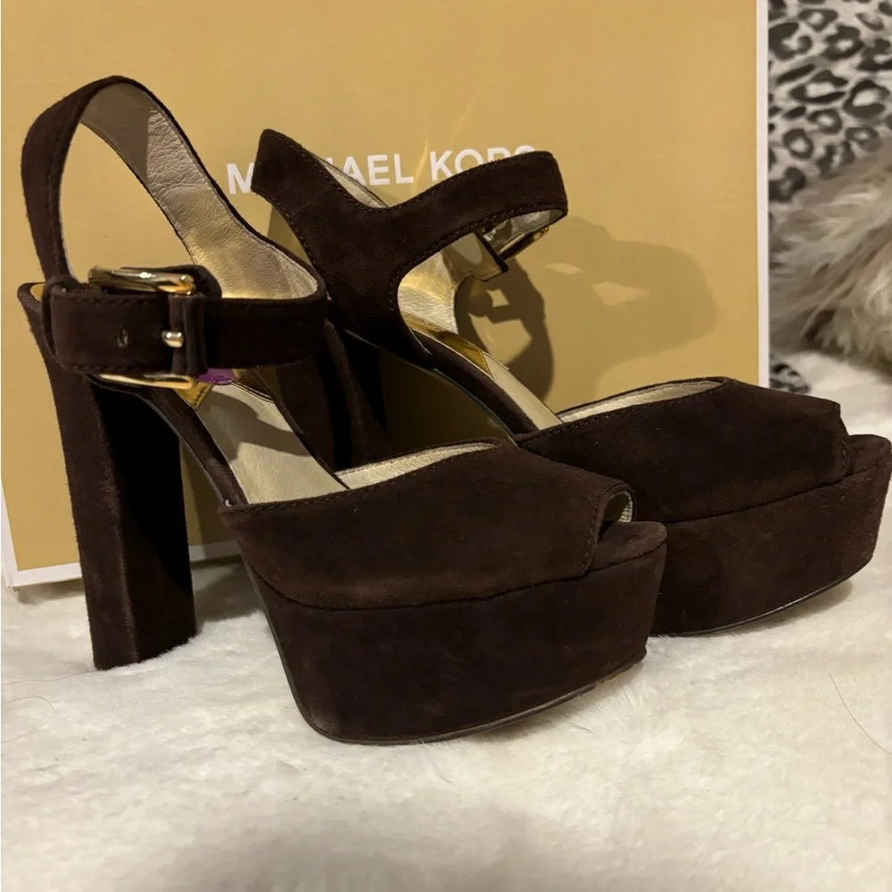 Michael Kors suede sandals 🥰 - Picture 6 of 7